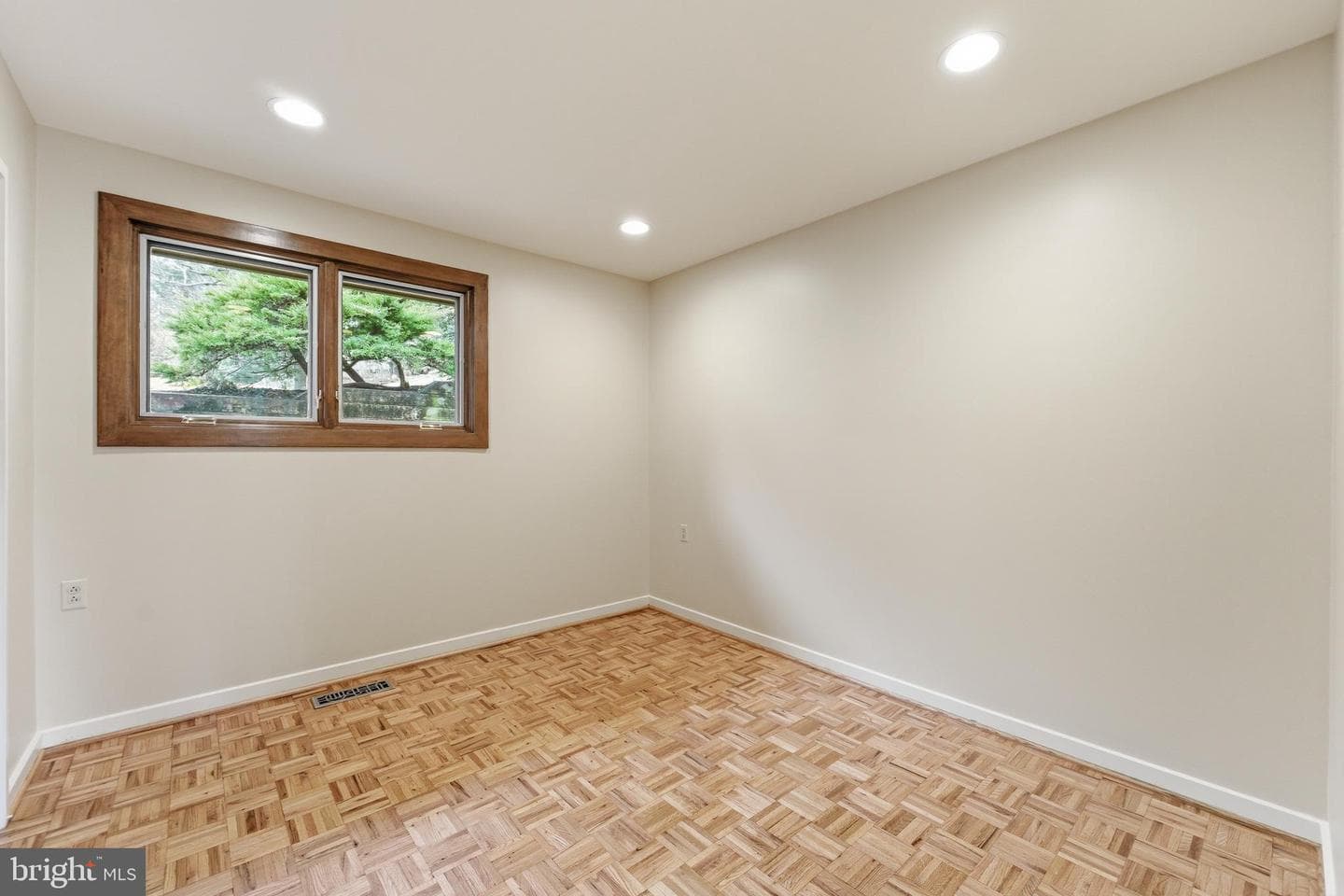 421 Beaumont Road photo 36
