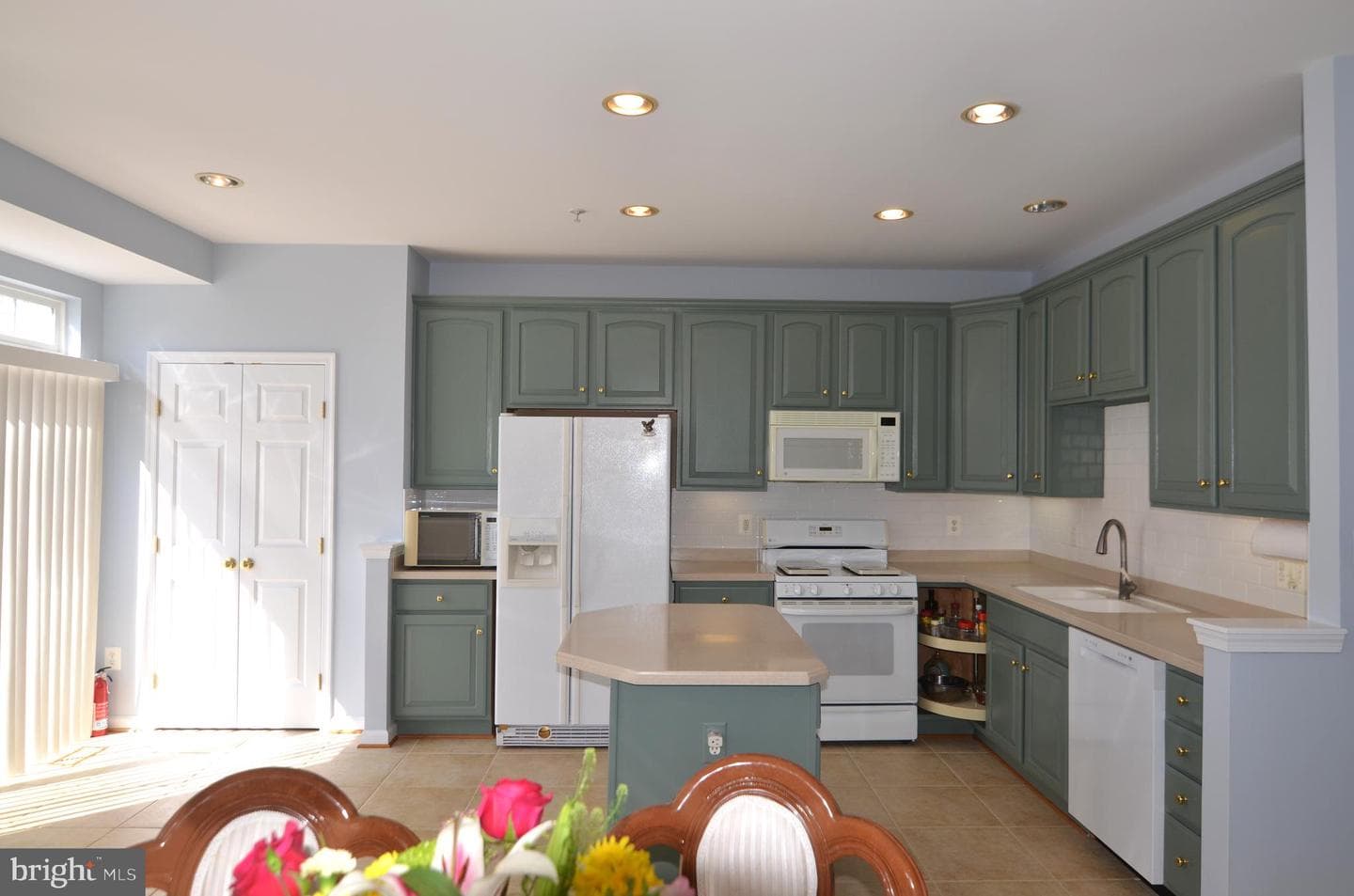 461 Clayhall Street photo 15