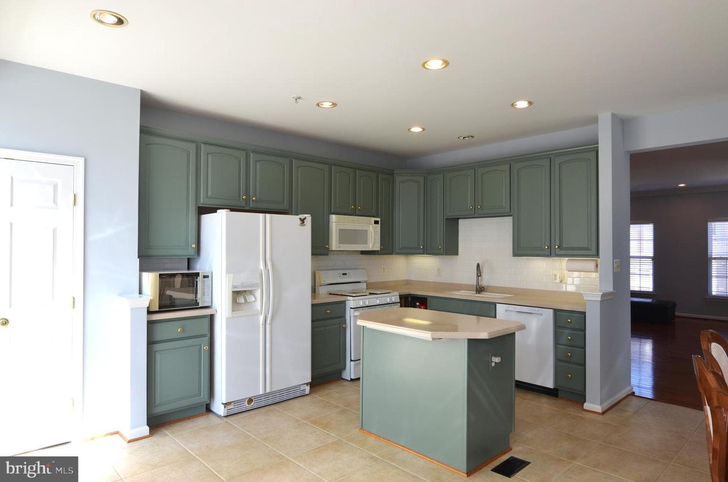 461 Clayhall Street photo 16