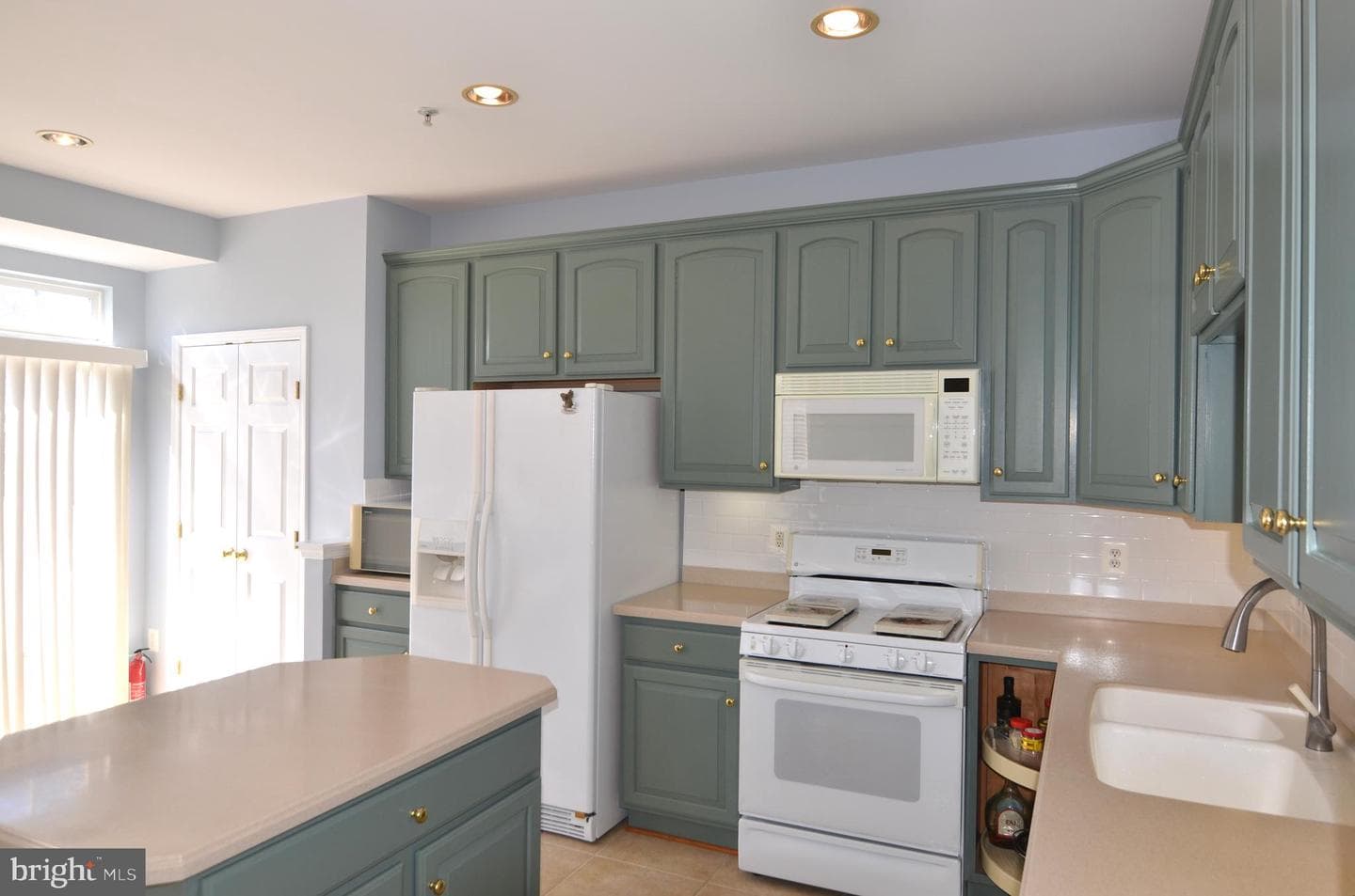 461 Clayhall Street photo 17