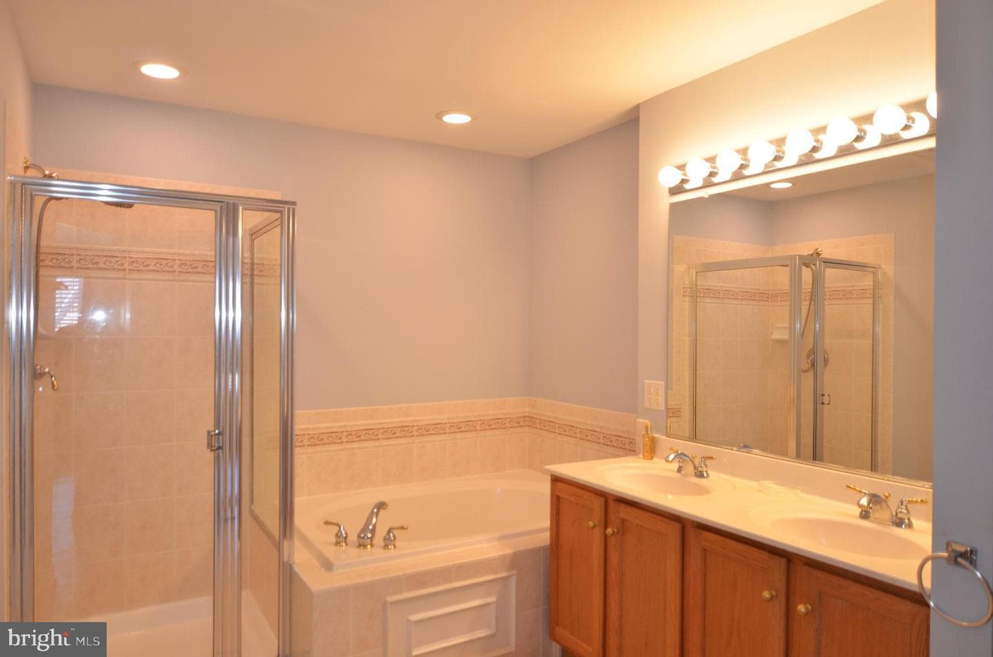 461 Clayhall Street photo 24