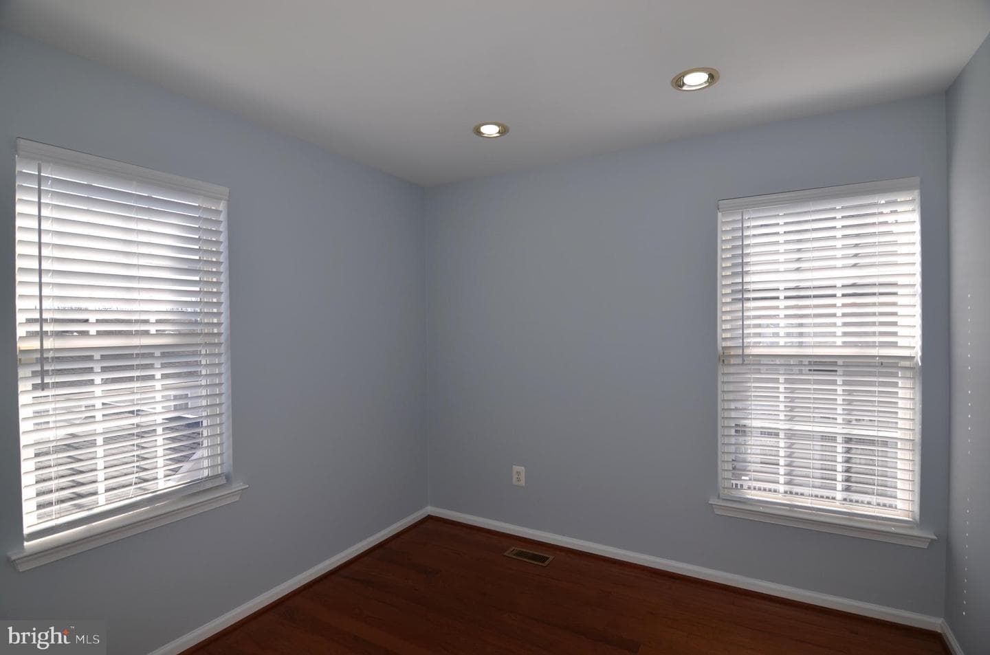 461 Clayhall Street photo 32