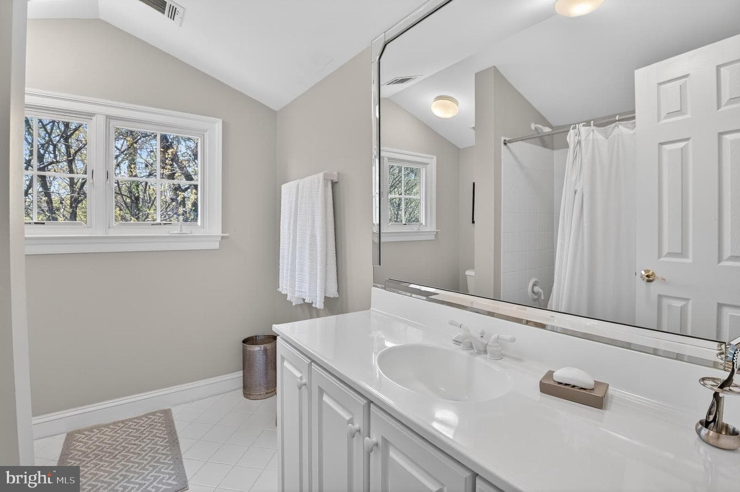 5807 Grosvenor Lane photo 46