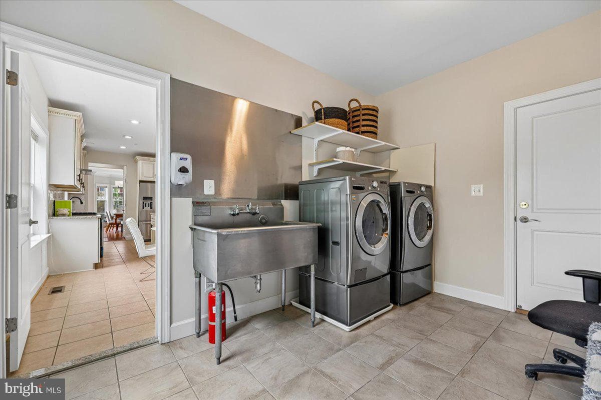 348 Howard Avenue photo 11