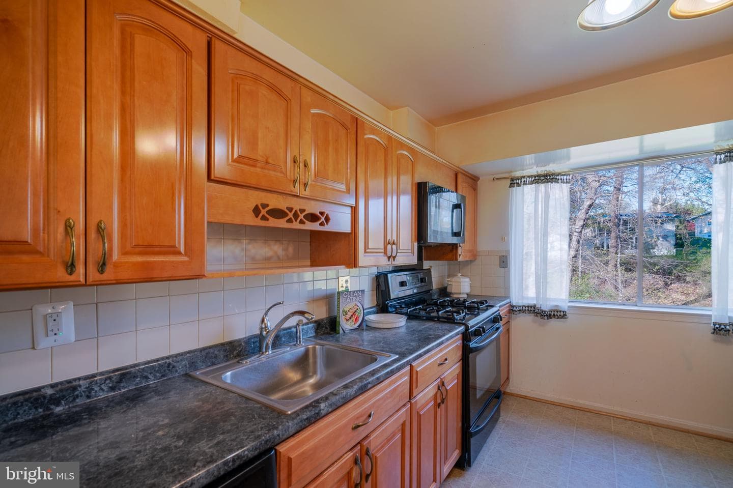 4709 Iris Place photo 7