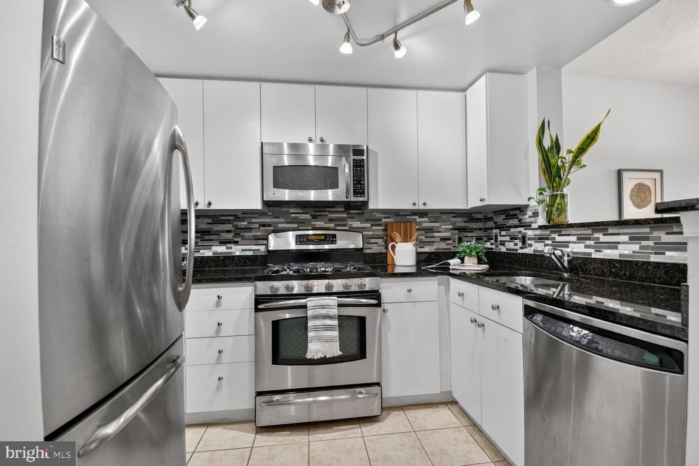 930 Wayne Avenue #1302 photo 20