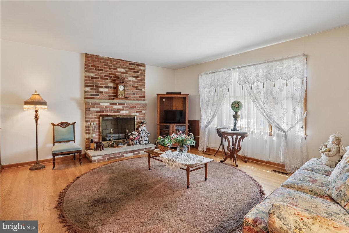 21909 Frederick Road photo 4