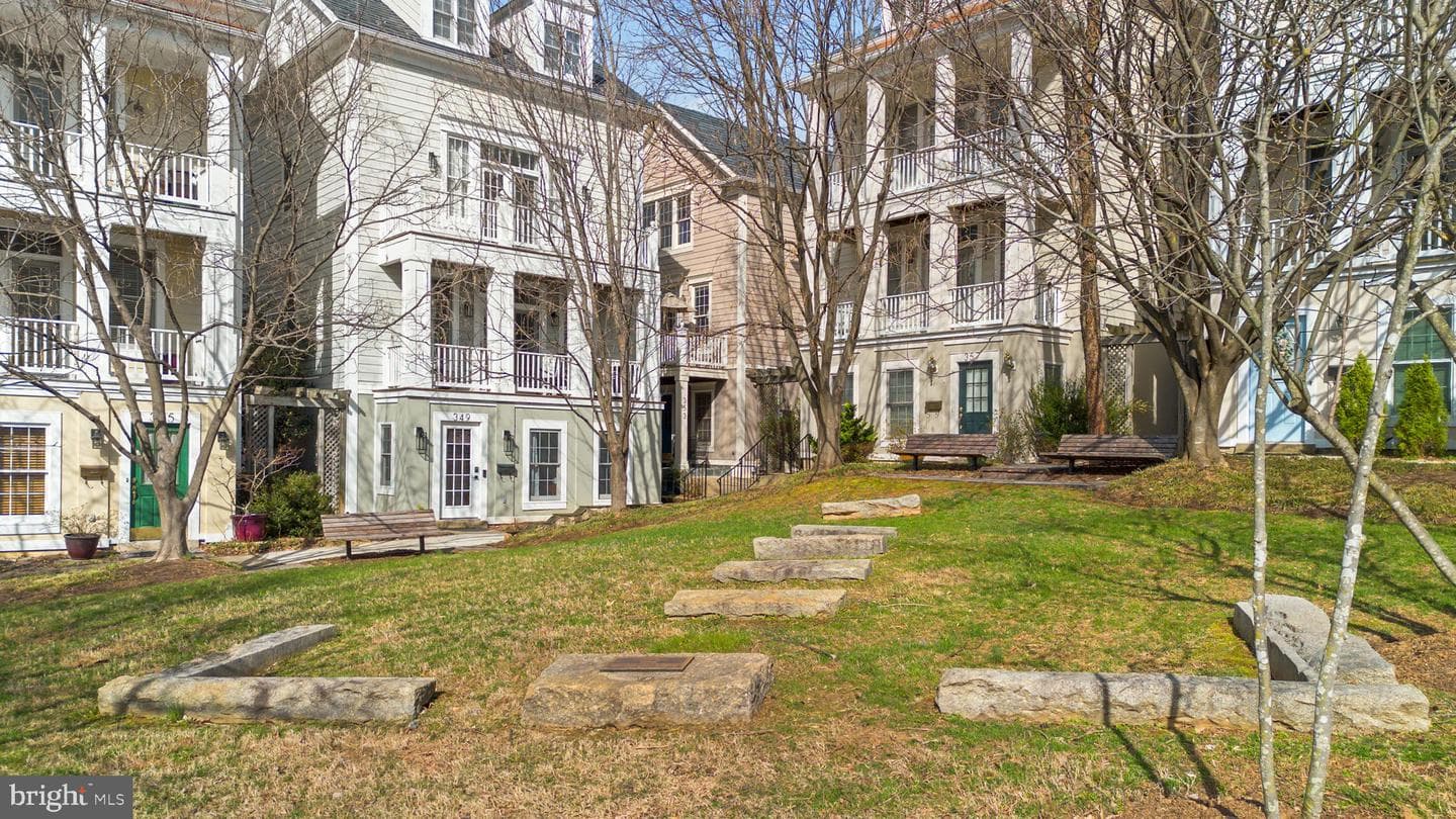 353 Alfandre Mews photo 34
