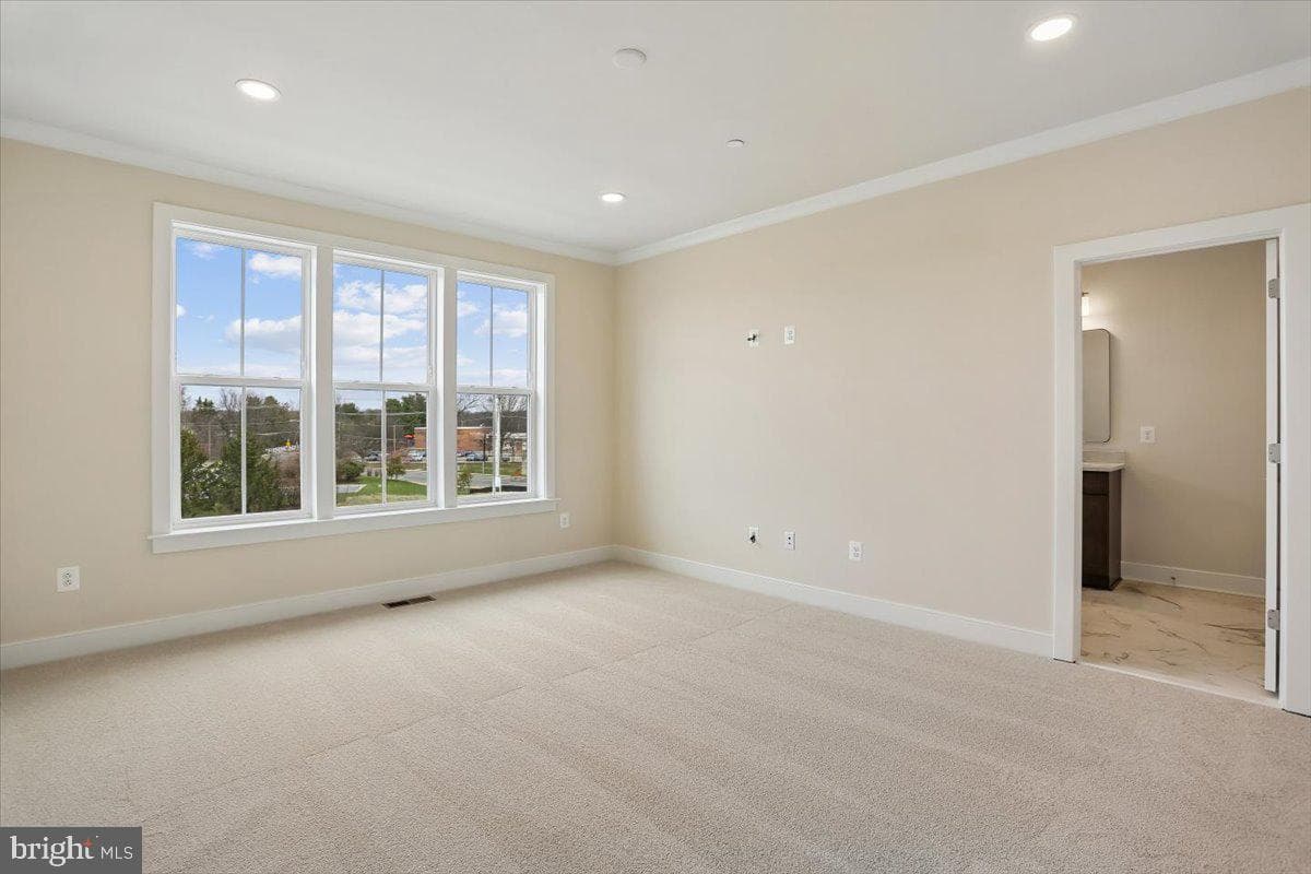 207 Allen Lane photo 37