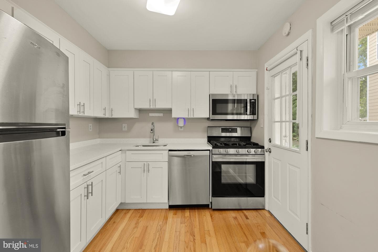 10107 Dickens Avenue photo 10