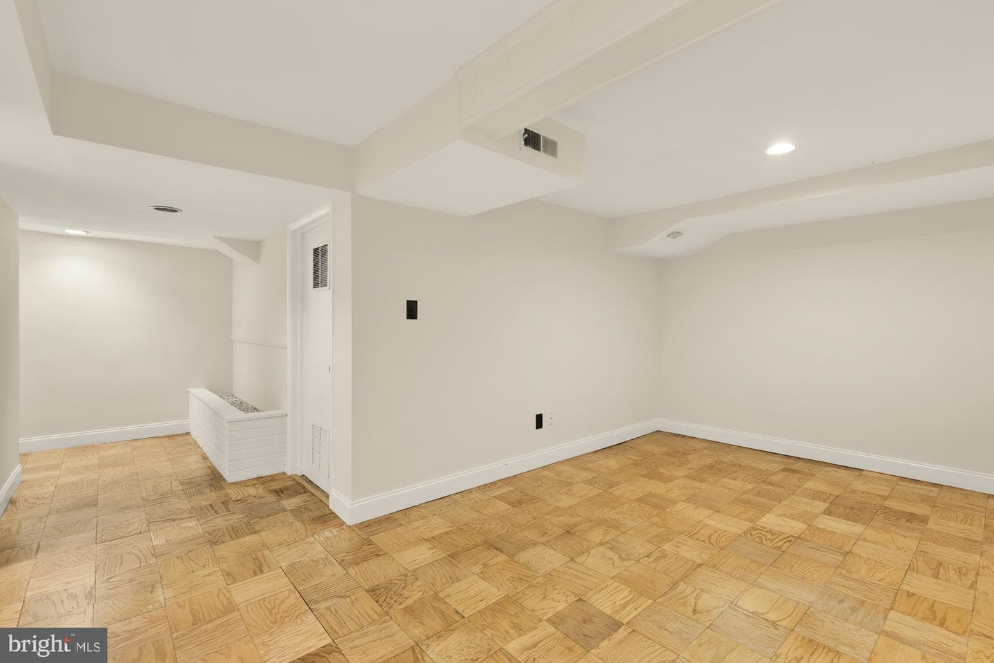 10107 Dickens Avenue photo 20