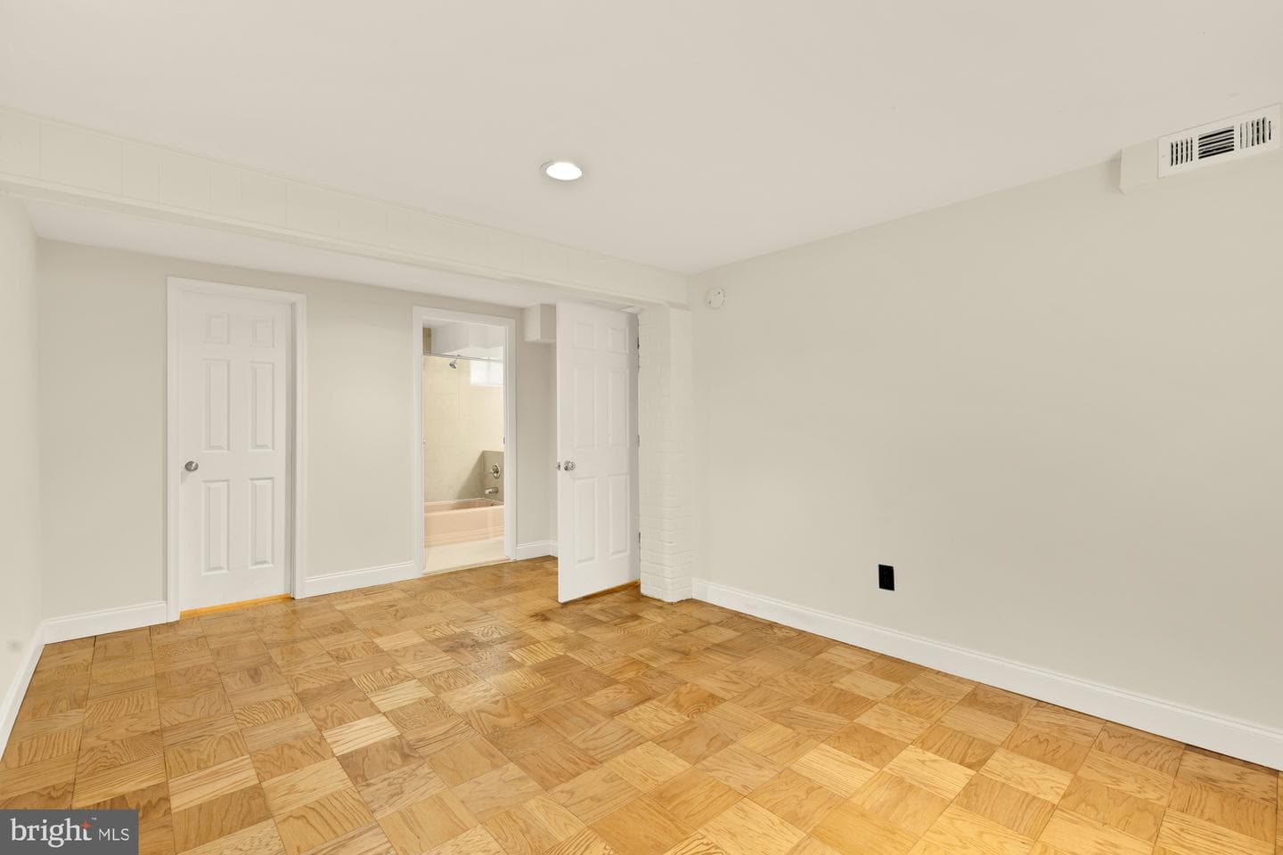 10107 Dickens Avenue photo 23