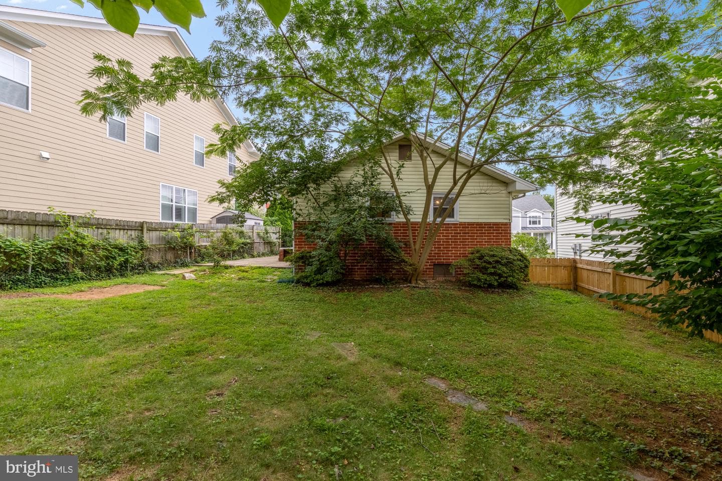 10107 Dickens Avenue photo 5