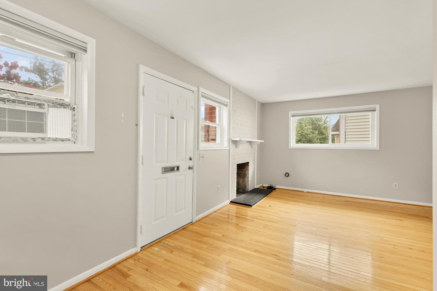 10107 Dickens Avenue photo 6