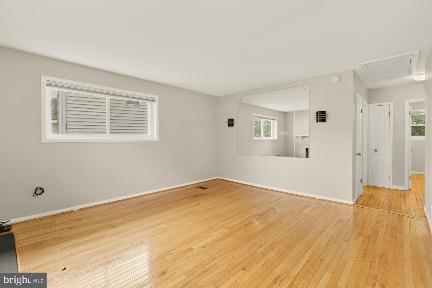10107 Dickens Avenue photo 7