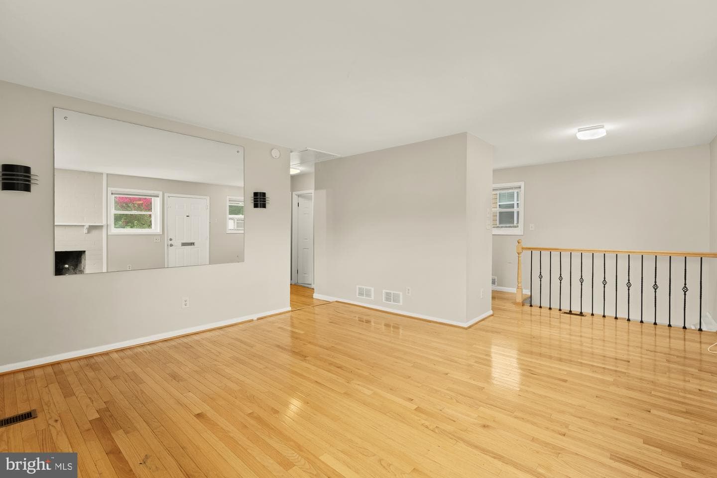 10107 Dickens Avenue photo 8