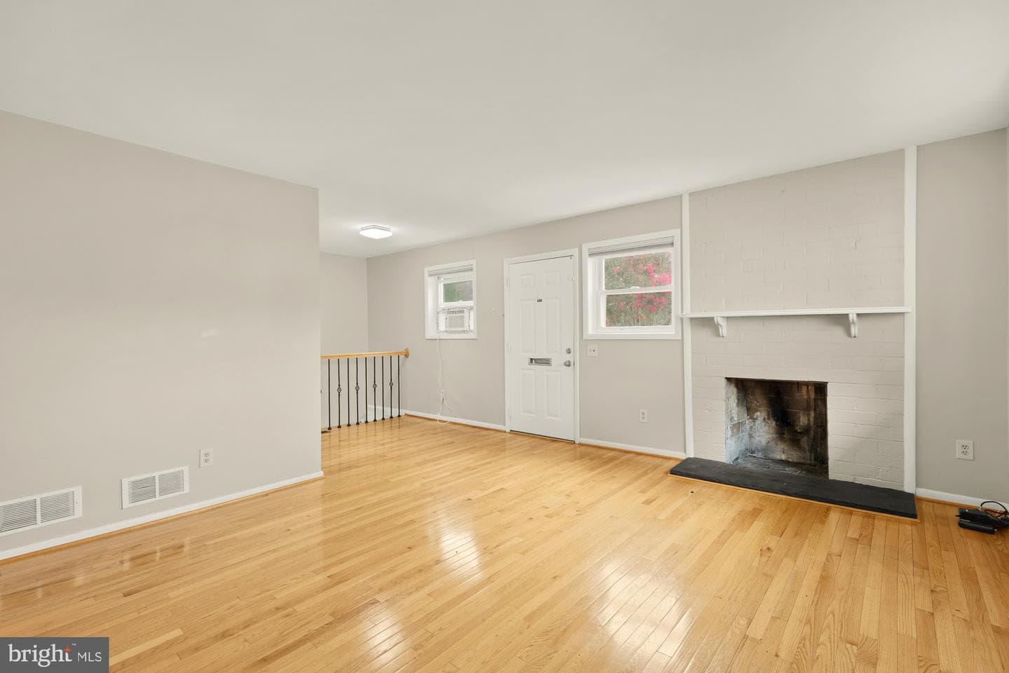 10107 Dickens Avenue photo 9
