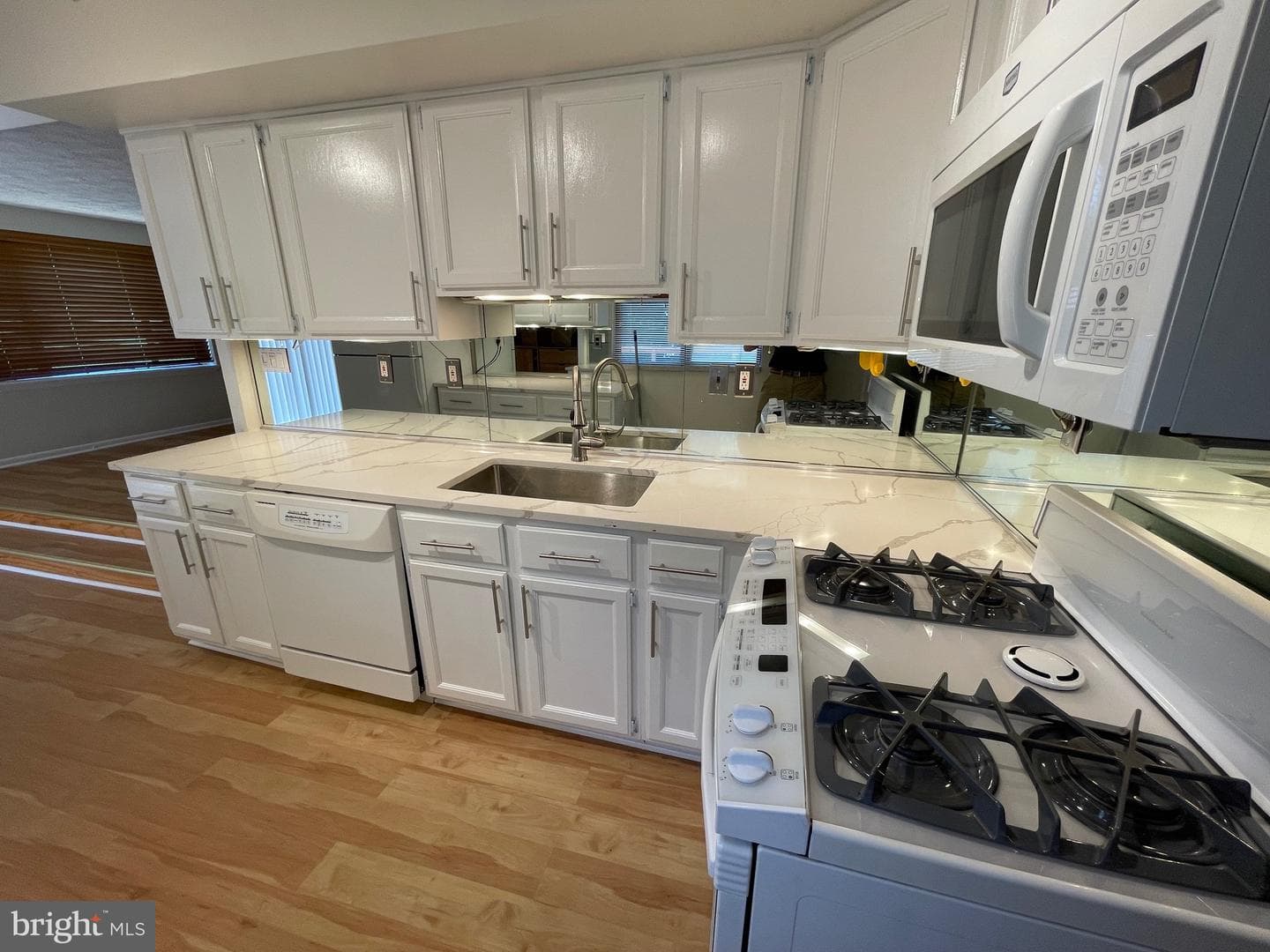 327 S Horners Lane photo 24