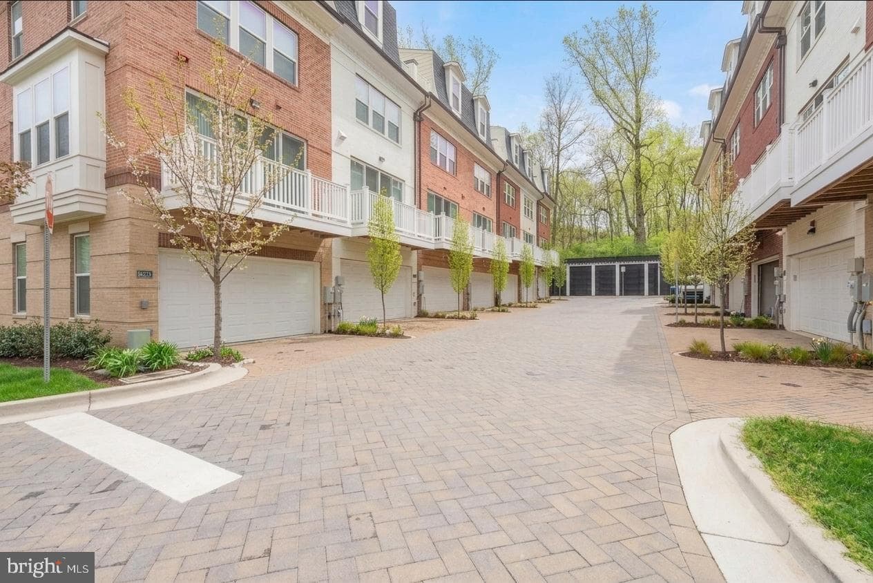 10274 Grosvenor Place photo 3