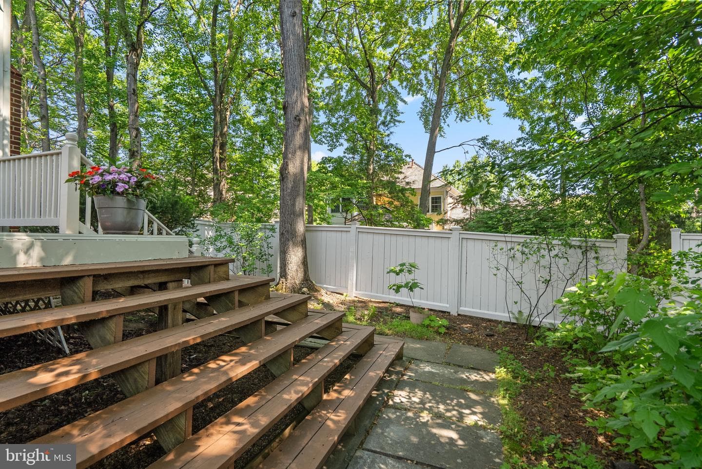 211 Holmard Street photo 56