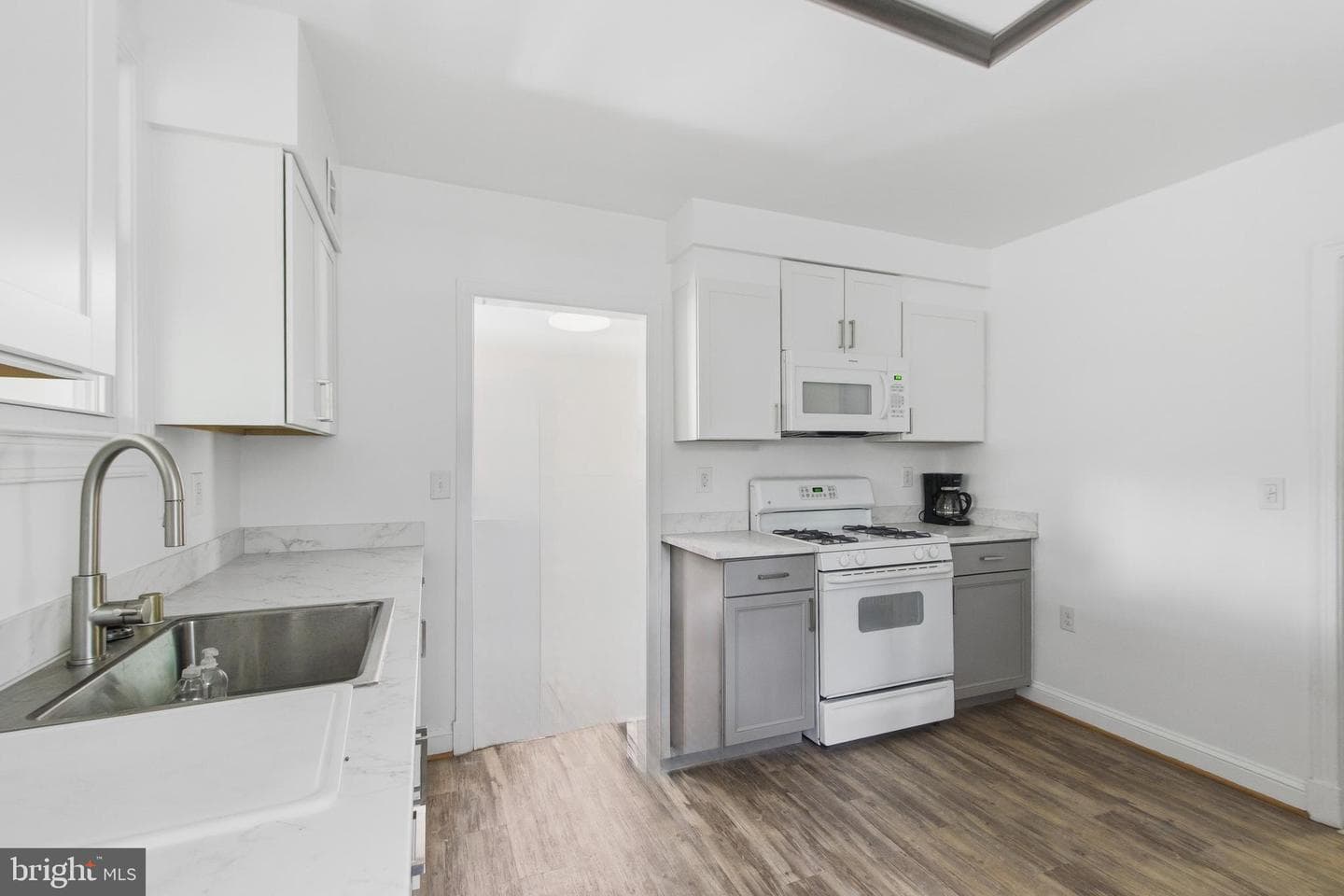 305 W Diamond Avenue photo 13