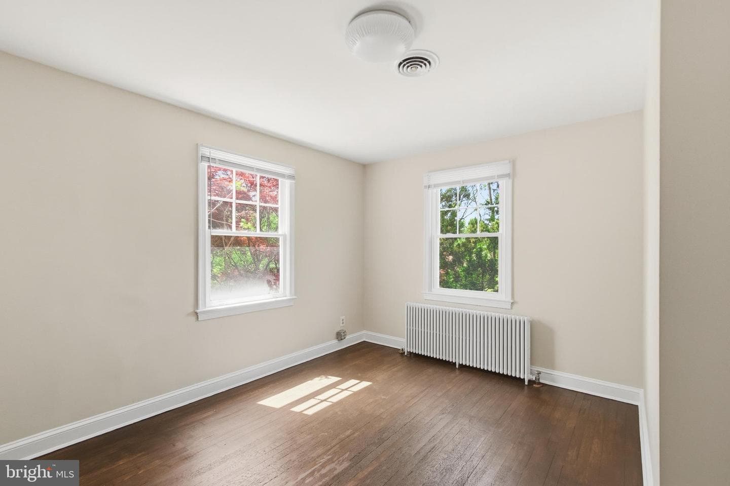 305 W Diamond Avenue photo 20