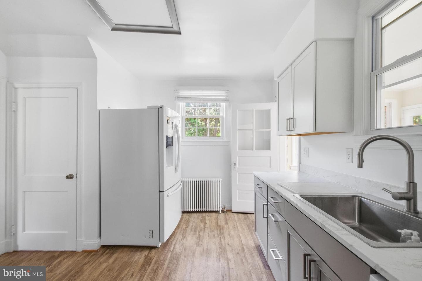 305 W Diamond Avenue photo 9
