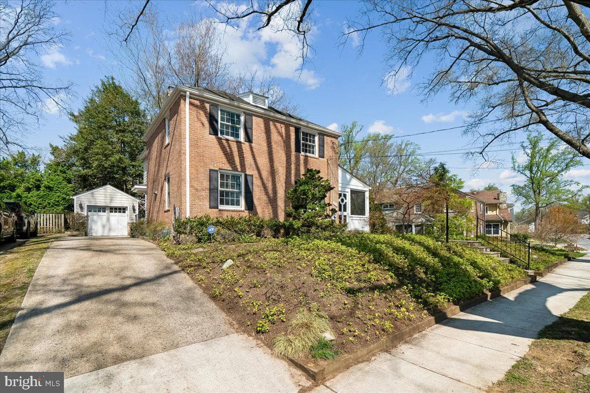 7910 Kentbury Drive photo 2