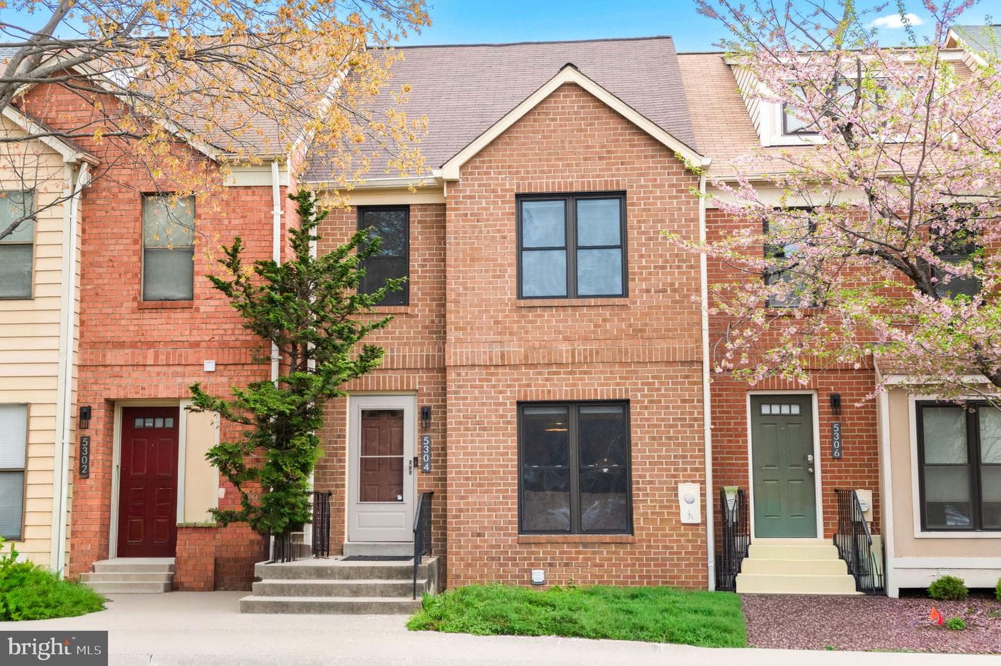 5304 King Charles Way photo 1