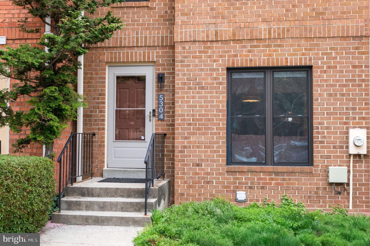 5304 King Charles Way photo 2