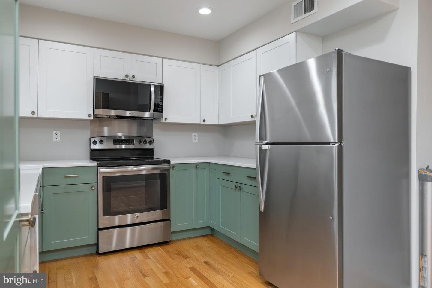 5304 King Charles Way photo 8