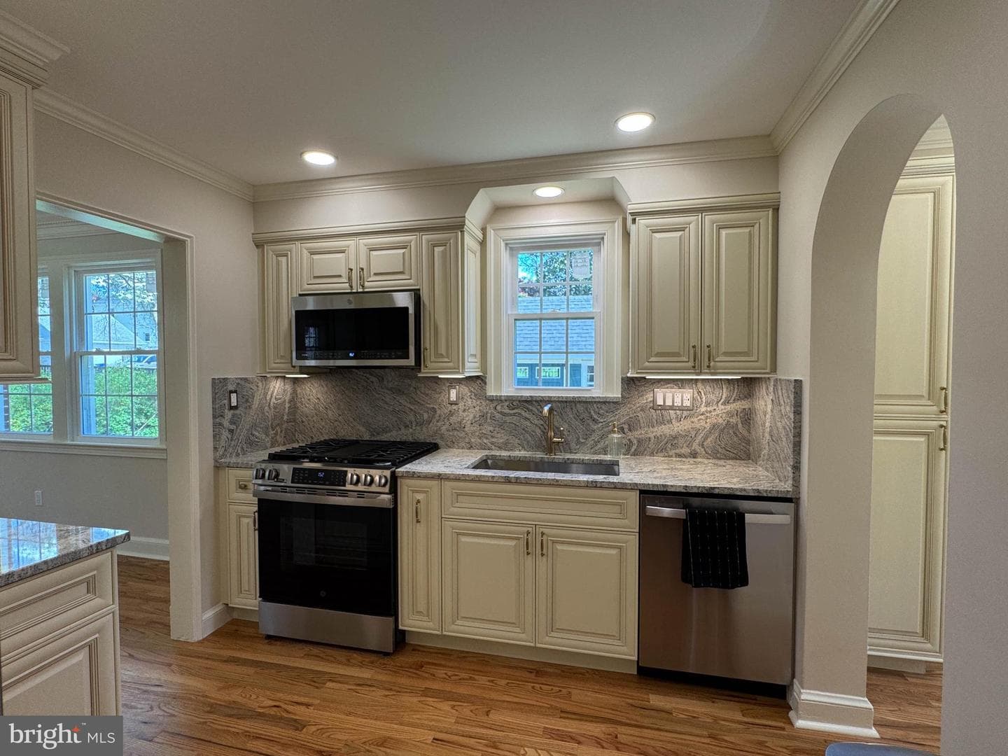 9421 Thornhill Road photo 11
