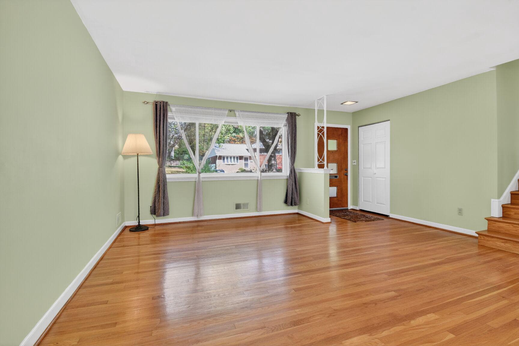 10226 Leslie Street photo 3