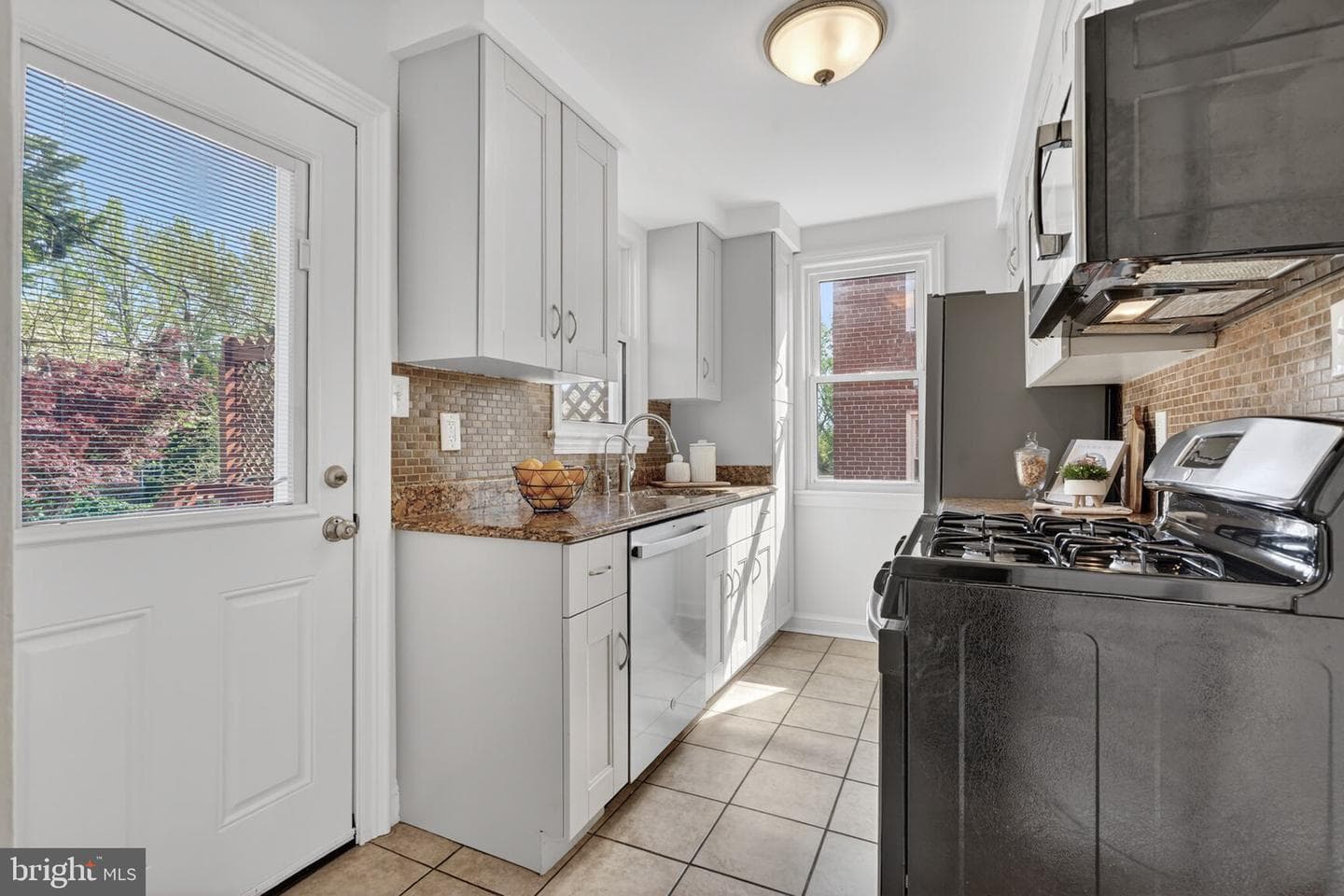 10015 Markham Street photo 10