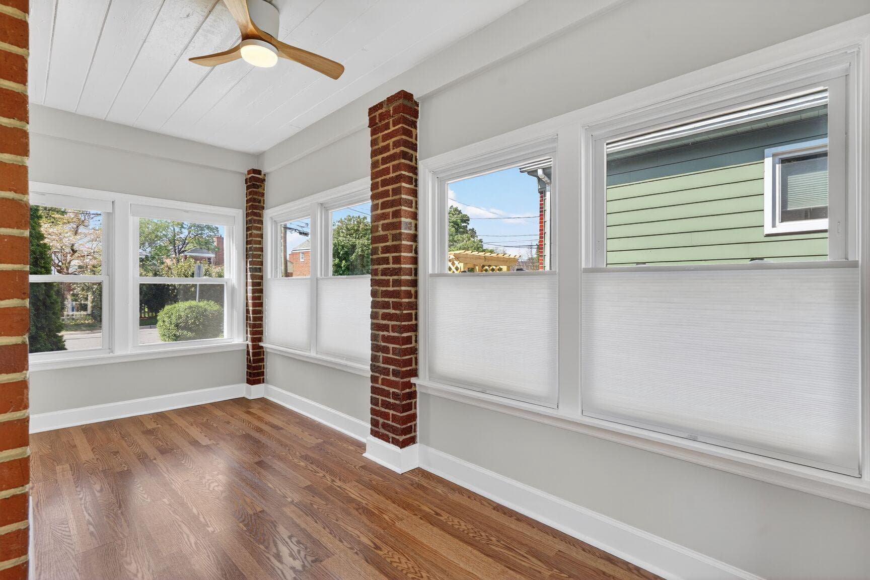 10015 Markham Street photo 6