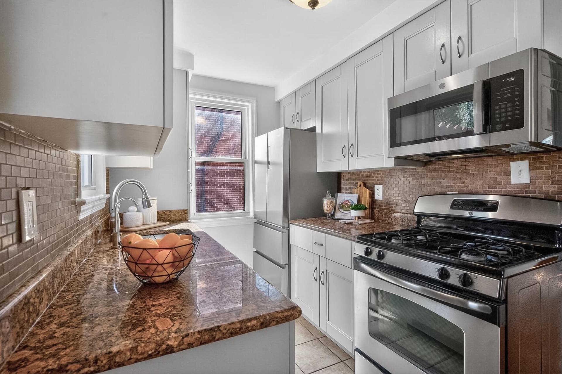 10015 Markham Street photo 9