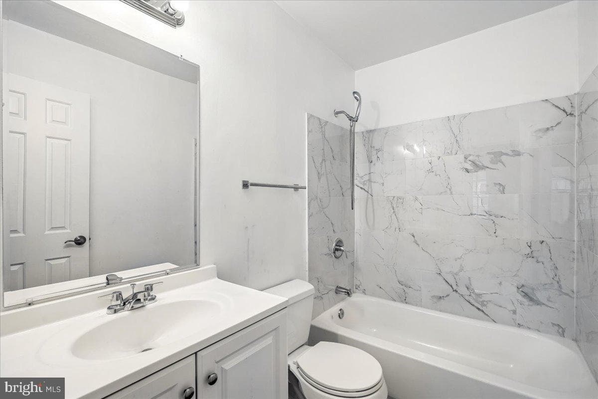 2047 Featherwood Street photo 32