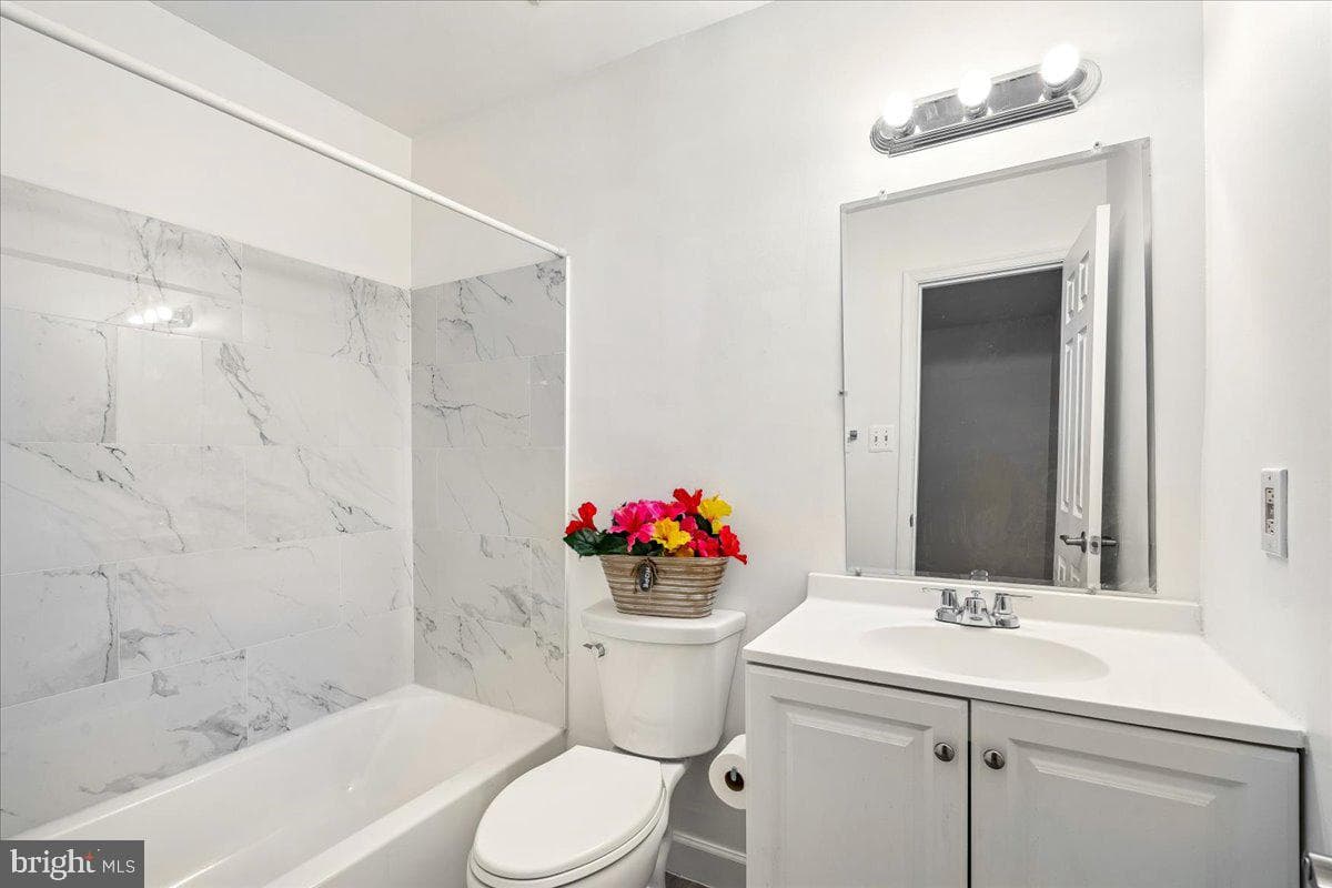 2047 Featherwood Street photo 34