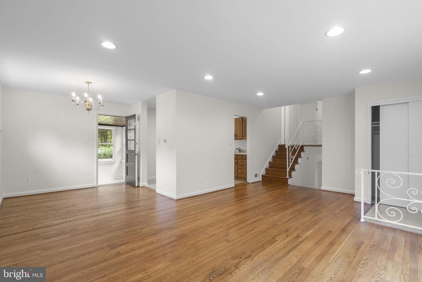 1509 Woodman Avenue photo 8