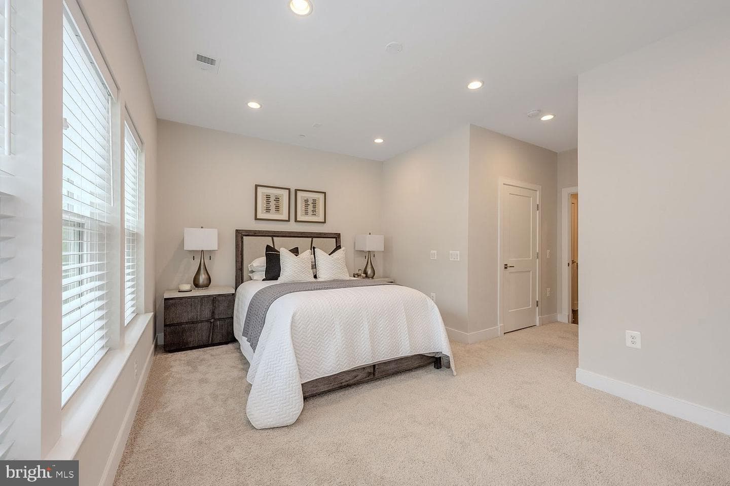 10326 Grosvenor Place photo 27