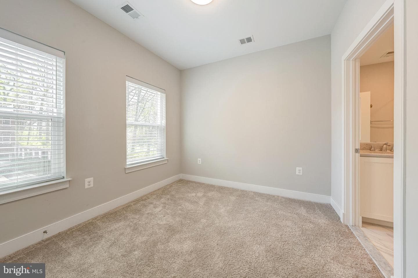 10326 Grosvenor Place photo 35