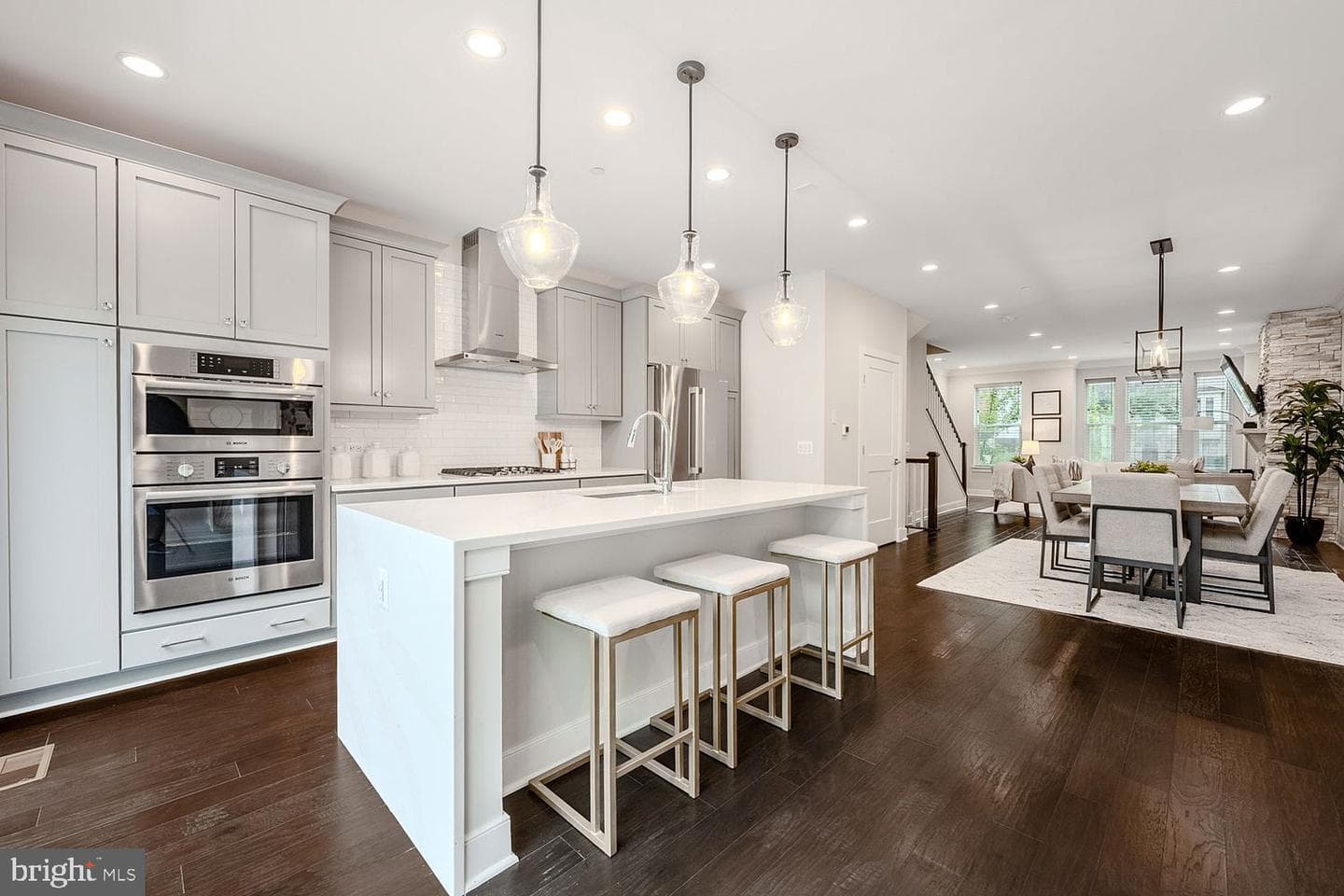 10326 Grosvenor Place photo 4