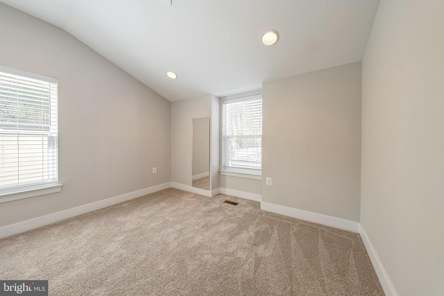10326 Grosvenor Place photo 41