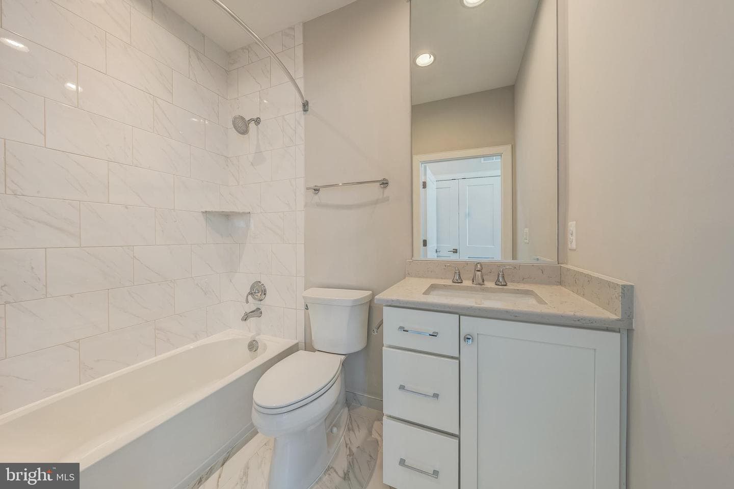 10326 Grosvenor Place photo 43