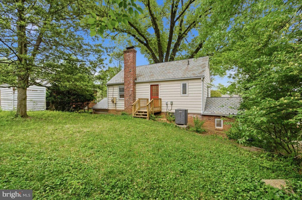 1613 N Springwood Drive N photo 9
