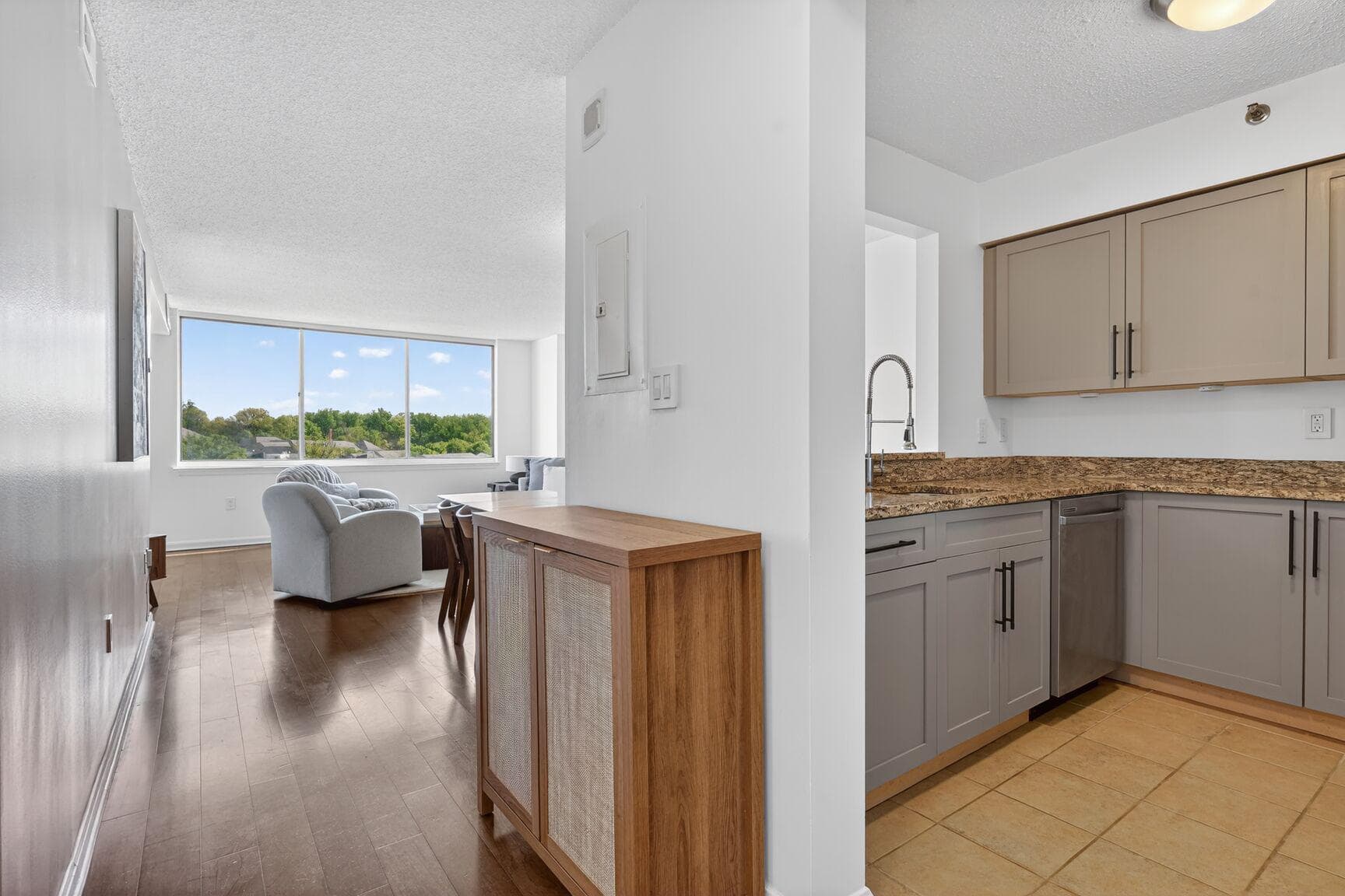10101 Grosvenor Place #614 photo 4