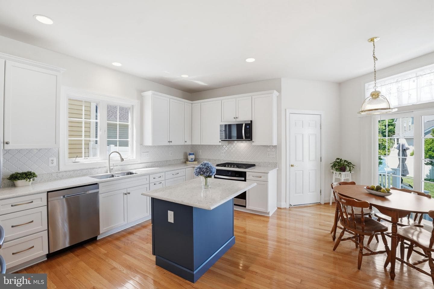 968 Featherstone Street photo 3
