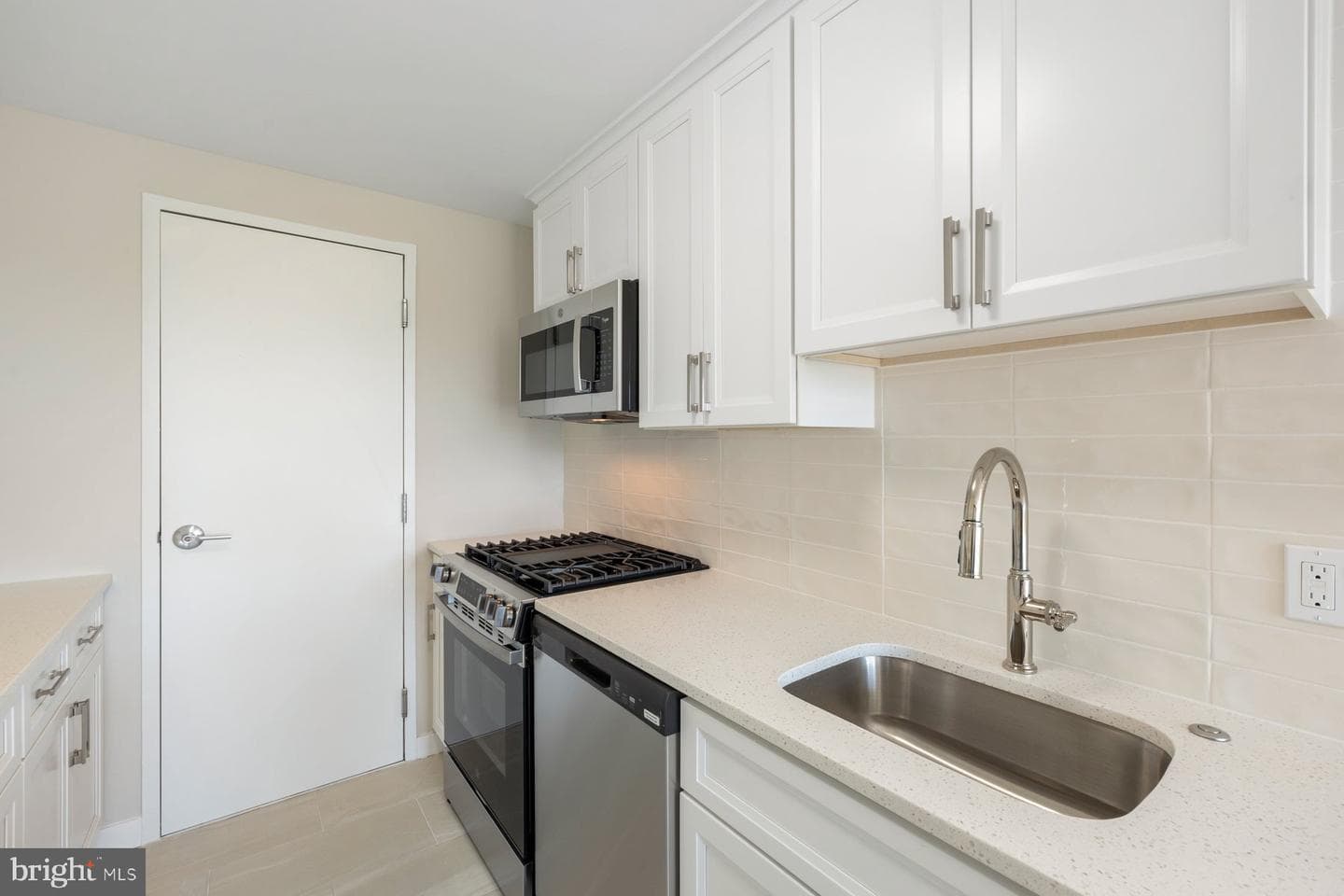 10201 Grosvenor Place #1626 photo 8