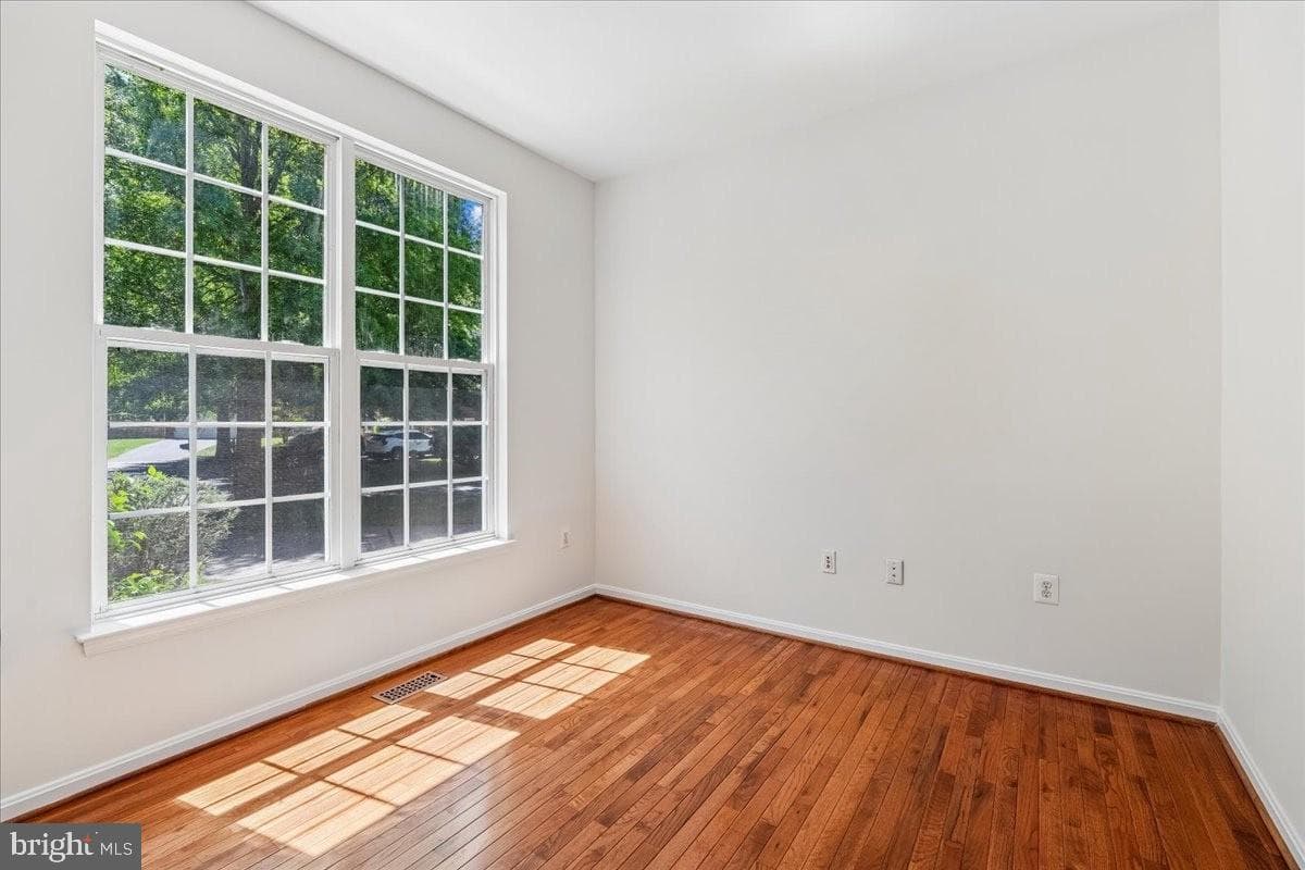 2105 Walking Crest Court photo 9