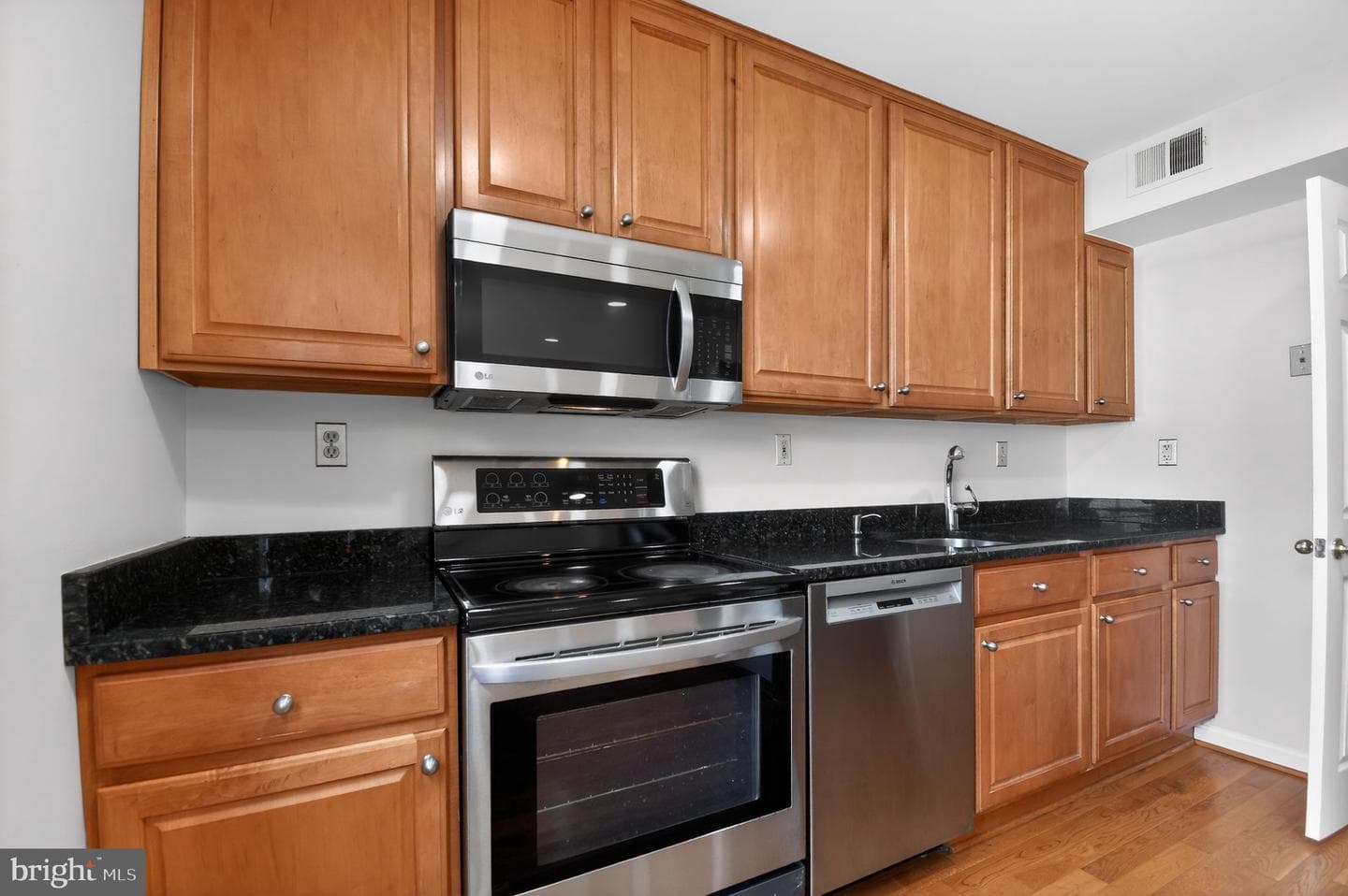 220 Pender Place photo 4